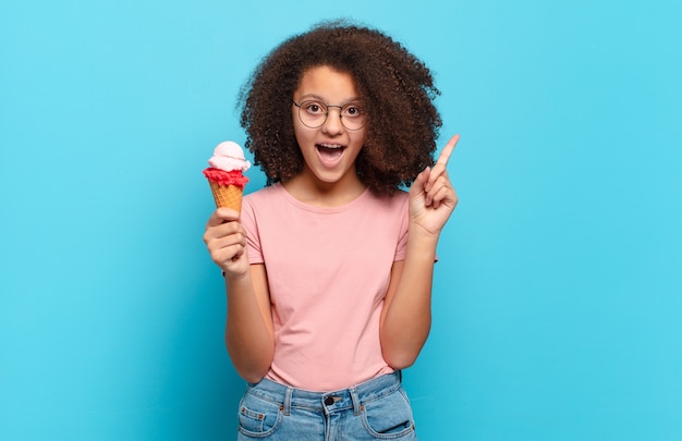 Adolescente bastante afro se sentindo um gênio feliz e animado depois de realizar uma ideia