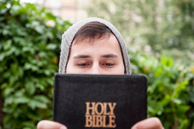 Adolescente con Biblia