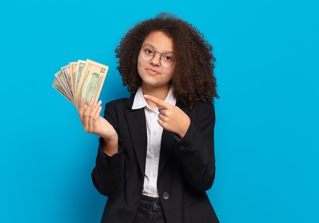 adolescente bonita afro-americana negócios com notas de dólar