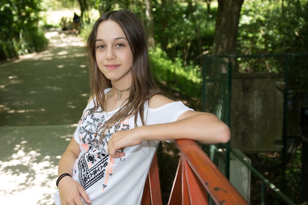 Adolescente bonita y encantadora en el parque