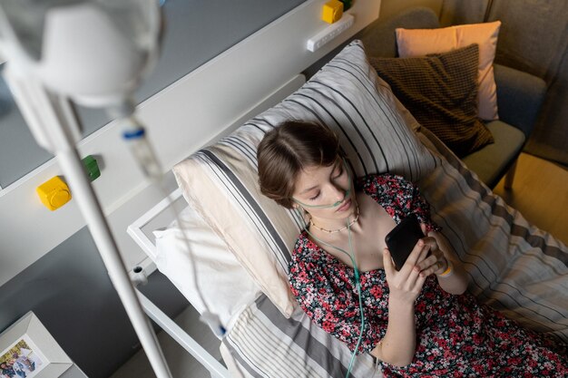 Adolescente bonito em vestido casual rolando no smartphone