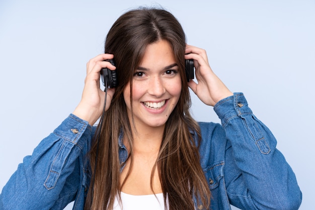 Adolescente brasileña escuchando música