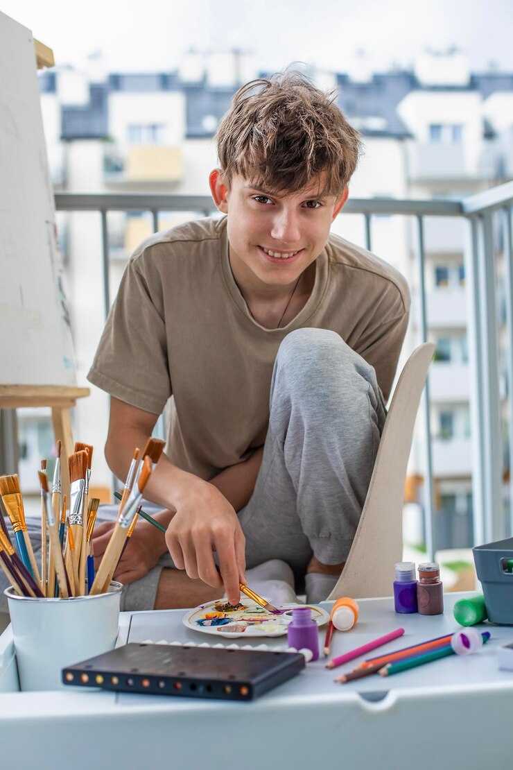 Foto adolescente con caballete mezclando pinturas de colores para dibujar