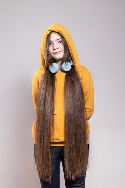 Una adolescente con cabello largo y oscuro.