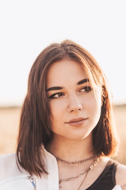 Adolescente camina sola en la naturaleza en verano. Colegiala con cabello negro relajante