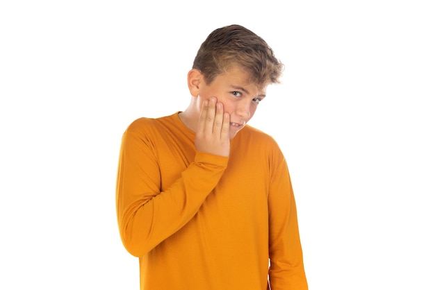 Adolescente en camiseta naranja