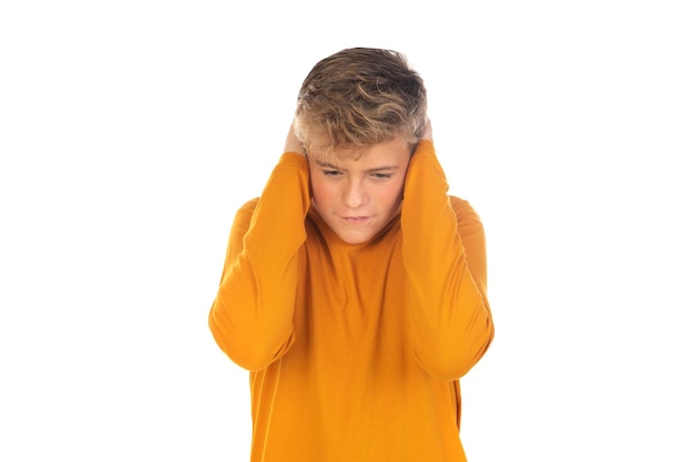 Adolescente en camiseta naranja