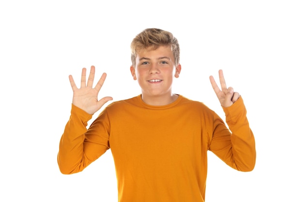 Foto adolescente en camiseta naranja