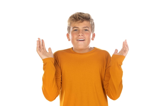 Adolescente en camiseta naranja