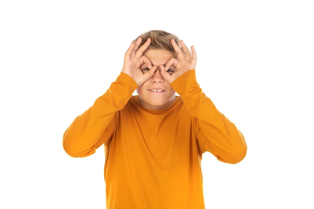 Adolescente en camiseta naranja