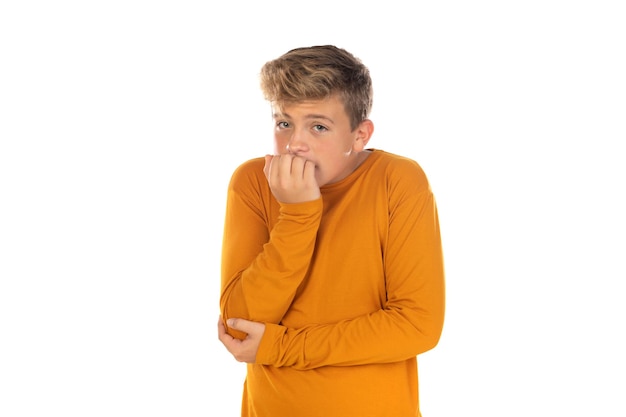 Adolescente en camiseta naranja