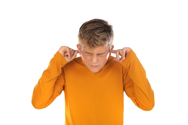 Adolescente en camiseta naranja