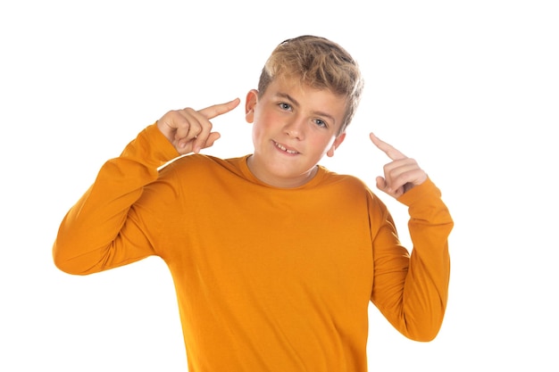 Adolescente en camiseta naranja