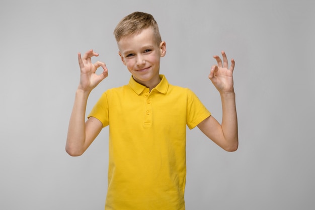 Adolescente en camiseta