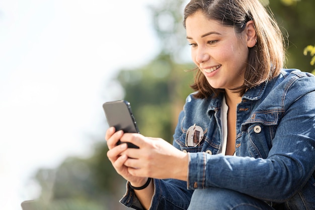 Adolescente casual navegando em seu smartphone