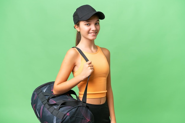 Adolescente chica caucásica con bolsa de deporte sobre fondo aislado con expresión feliz