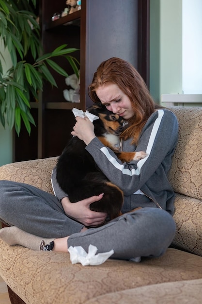 Adolescente chorando em casa abraçando uma depressão de cachorro depois de terminar com um cara