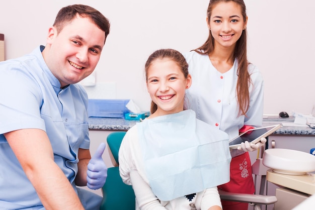 Adolescente en la clínica dental, diagnóstico y solución de mordida