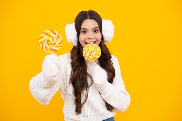 Adolescente com criança de pirulito comendo pirulitos de açúcar crianças doces loja de doces Menina adolescente animada Rosto feliz emoções positivas e sorridentes de menina adolescente