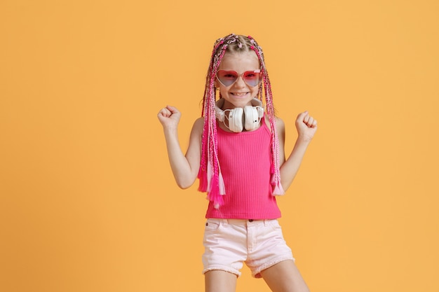 adolescente com fones de ouvido e dreadlocks brilhantes