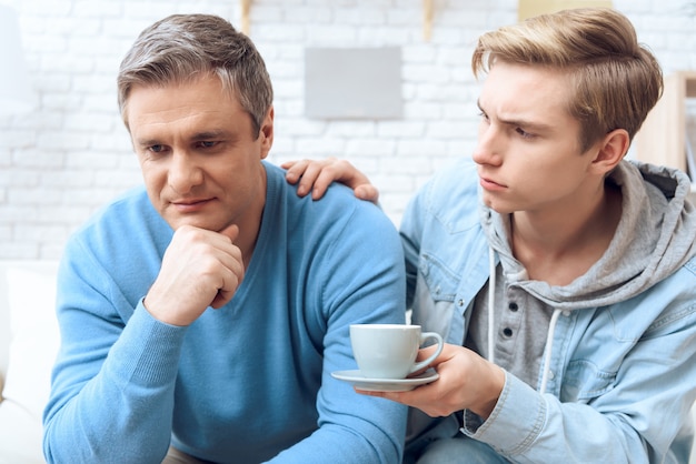 Adolescente com problemas abraçando seu pai.