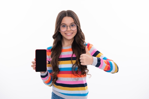 Adolescente com telefone inteligente Retrato de criança adolescente usando aplicativo web de celular para celular Criança mostrando