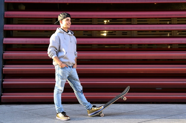 Adolescente com um skate
