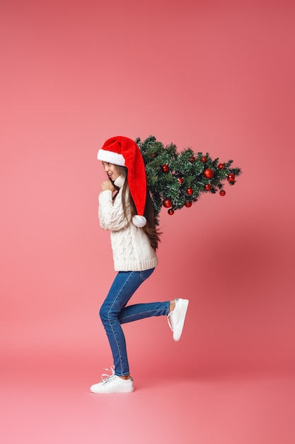 Foto adolescente com uma árvore de natal