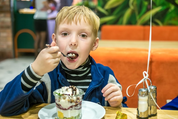 Adolescente comiendo helado de postre en la cafetería