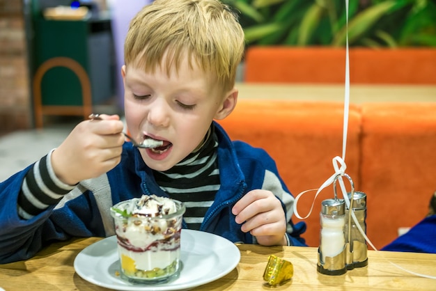 Adolescente comiendo helado de postre en la cafetería