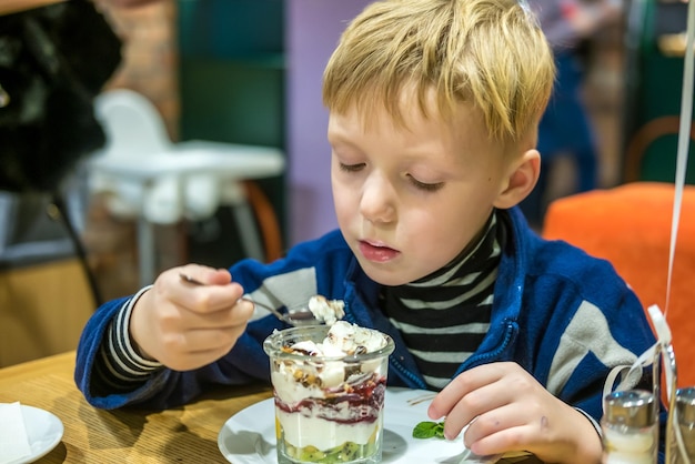 Adolescente comiendo helado de postre en la cafetería