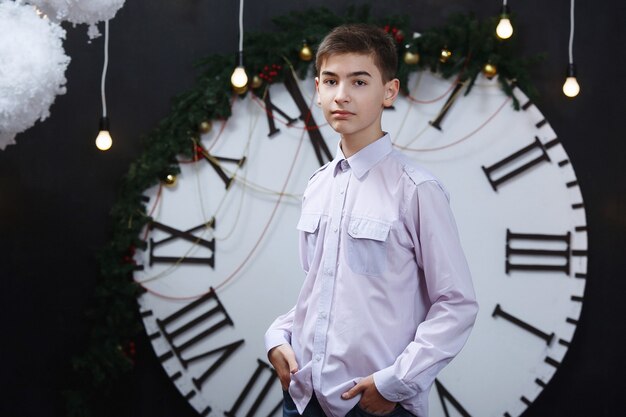 Adolescente contra las grandes horas de Navidad