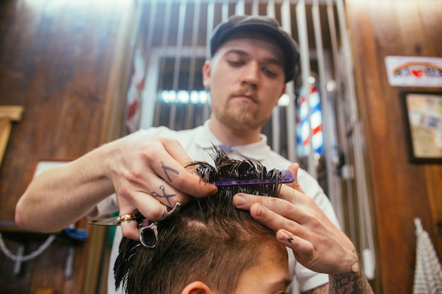 Adolescente cortes de pelo peluquería en peluquería