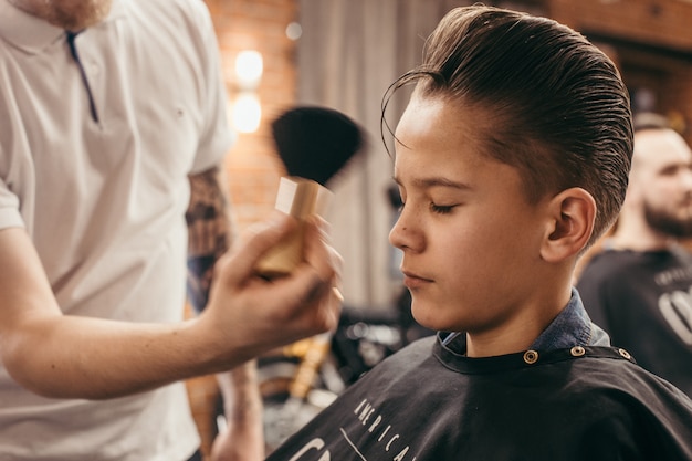 Adolescente cortes de pelo peluquería en la peluquería