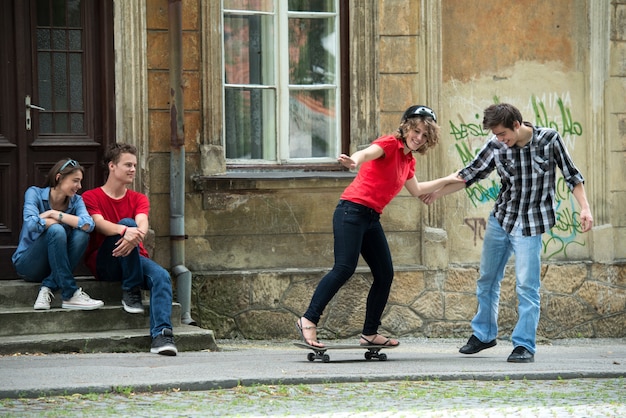 Adolescente dando clase de skateboarding