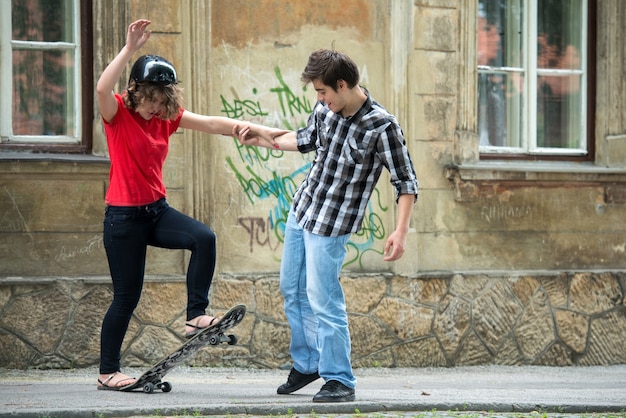 Adolescente dando instrucciones de skateboarding