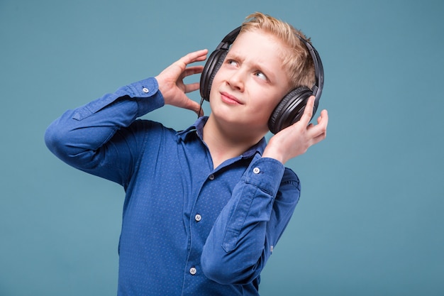 Adolescente de camisa azul e fones de ouvido