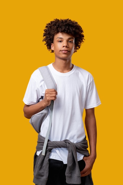 Adolescente de estilo de vida casual de estudante negro inteligente