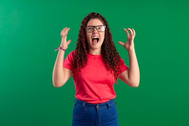 Adolescente de óculos em poses divertidas em foto de estúdio com fundo verde ideal para recorte