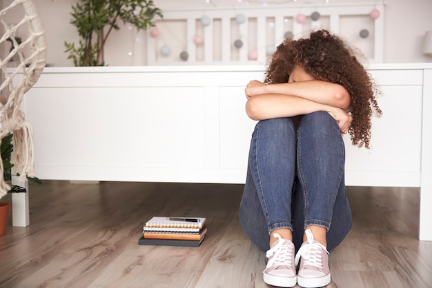 Adolescente deprimida en su habitación