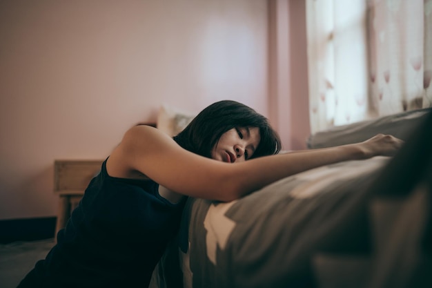 Una adolescente desconsolada se sienta en el dormitorio y se arrepiente Síntomas depresivos