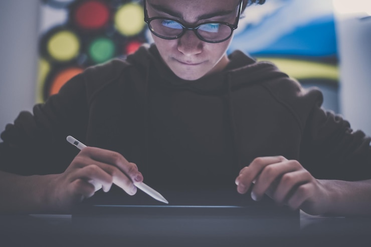 Foto adolescente dibujando con tableta y bolígrafo virtual estudiante haciendo la tarea con nuevos dispositivos tecnológicos