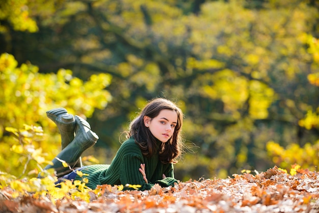 Adolescente disfruta de un cálido y soleado día de otoño.