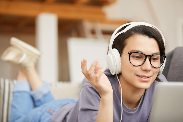 Adolescente disfrutando de la comunicación en línea