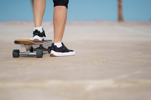 Adolescente divirtiéndose con patineta