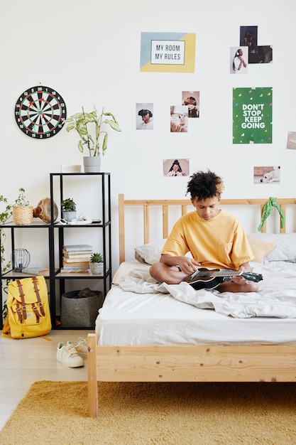 Adolescente, en, dormitorio