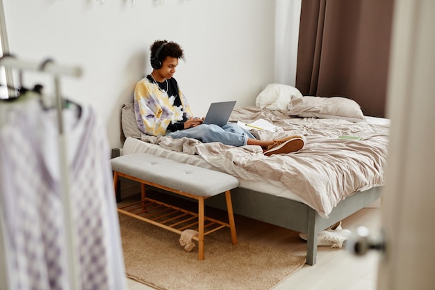 Adolescente, en, dormitorio