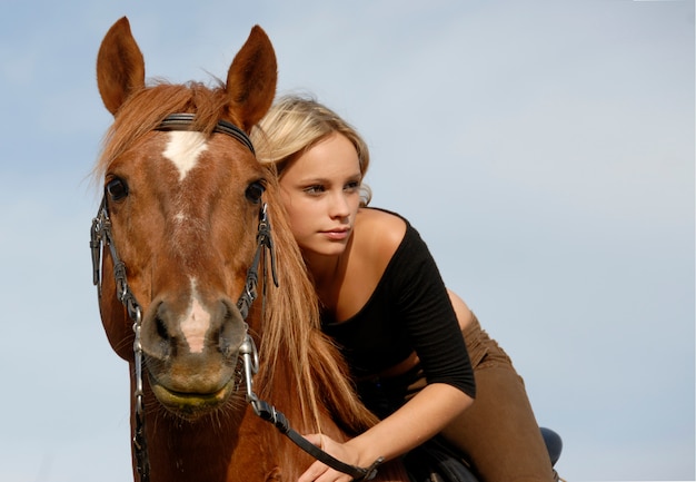 Adolescente e cavalo