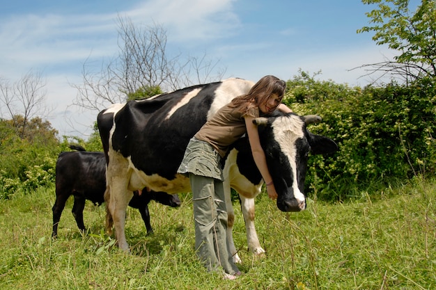 Foto adolescente e vaca