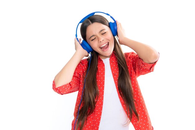 Adolescente elegante ouvindo música com fones de ouvido Conceito de estilo de vida infantil Fones de ouvido sem fio Retrato de uma adolescente emocionada e excitada